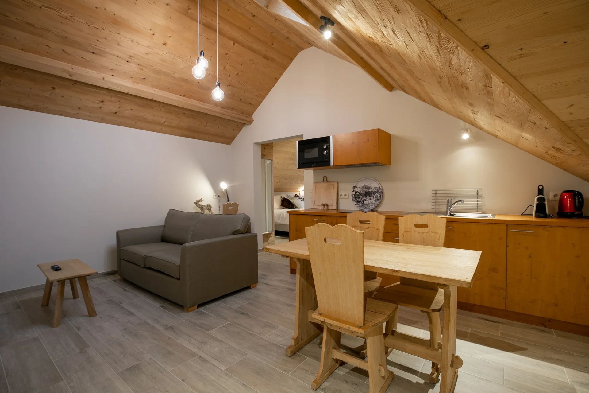 Salon moderne avec cuisine en bois sous combles
