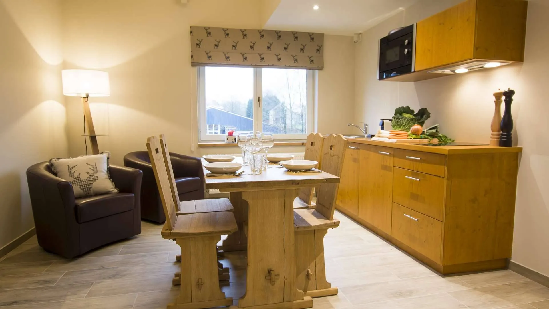 Cuisine moderne avec table en bois et lampadaire.