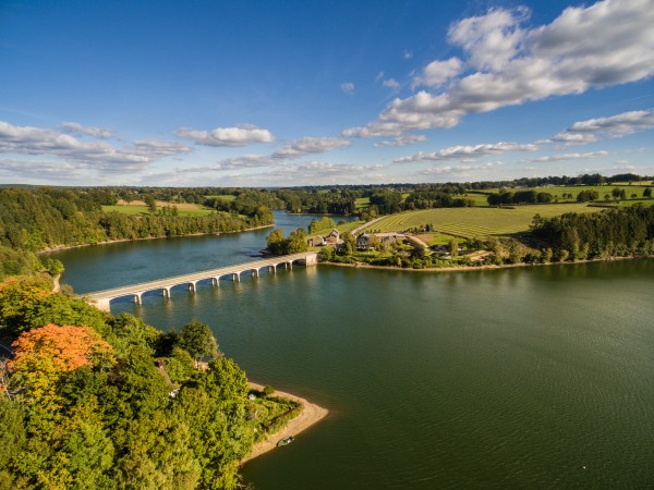 Pont rural sur rivière, environnement verdoyant, ciel bleu - Hôtel 4 étoiles Liège - Robert Hôtels