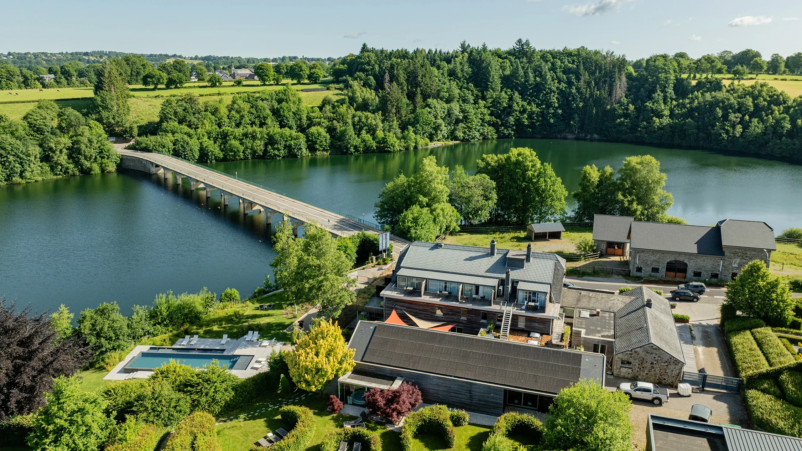 Vue aérienne d'un hôtel moderne près d'un lac.