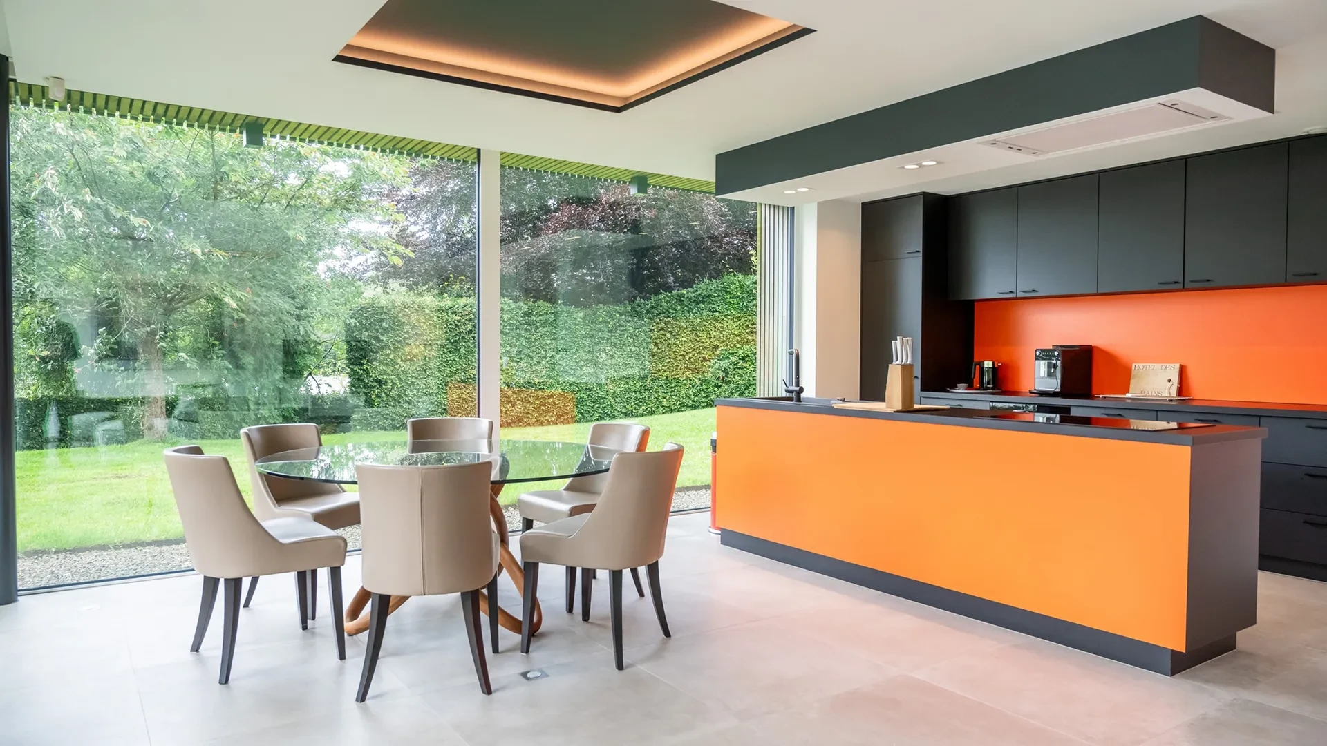 Cuisine moderne avec vue sur jardin verdoyant.