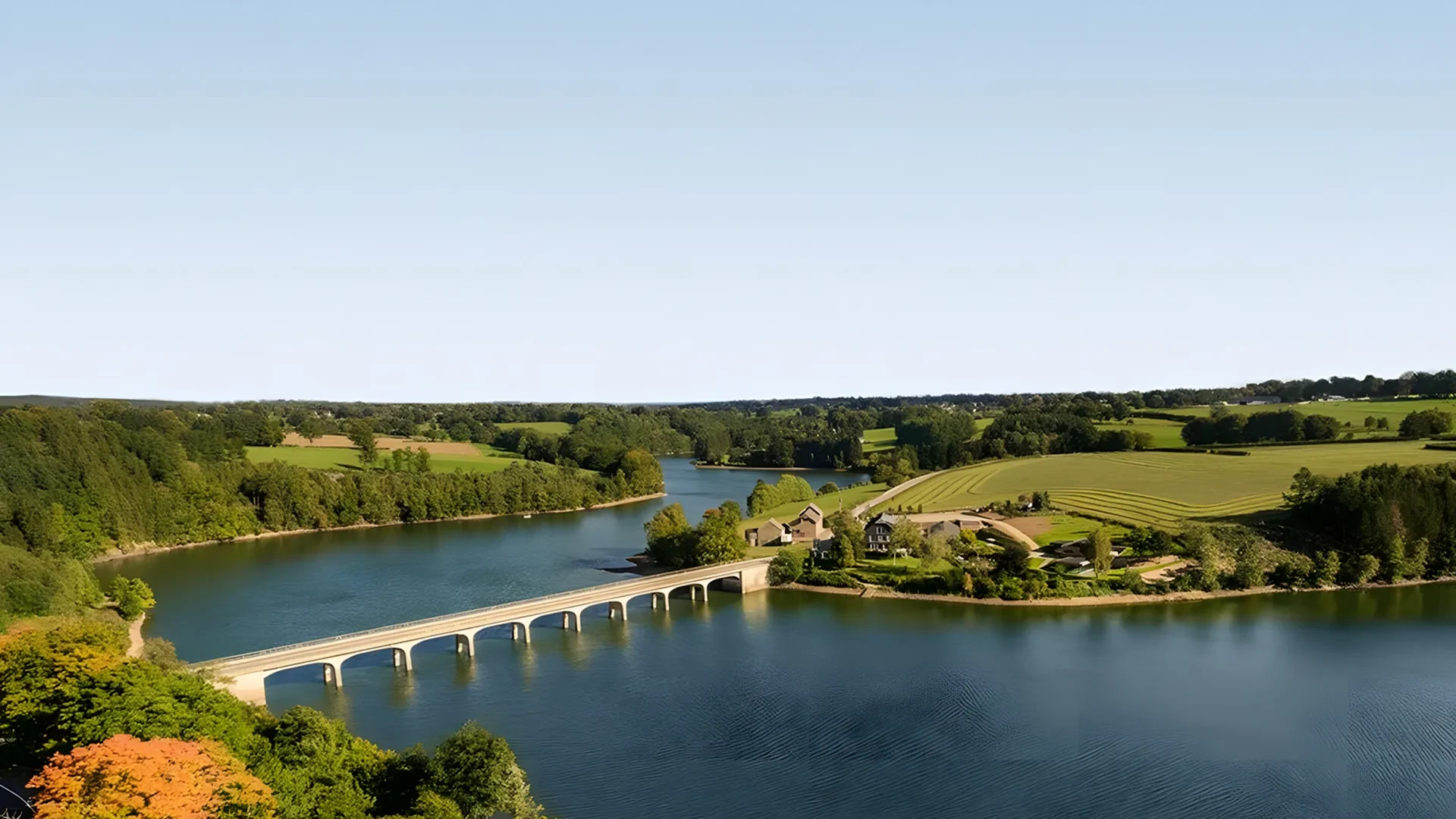 Pont sur rivière dans un paysage verdoyant