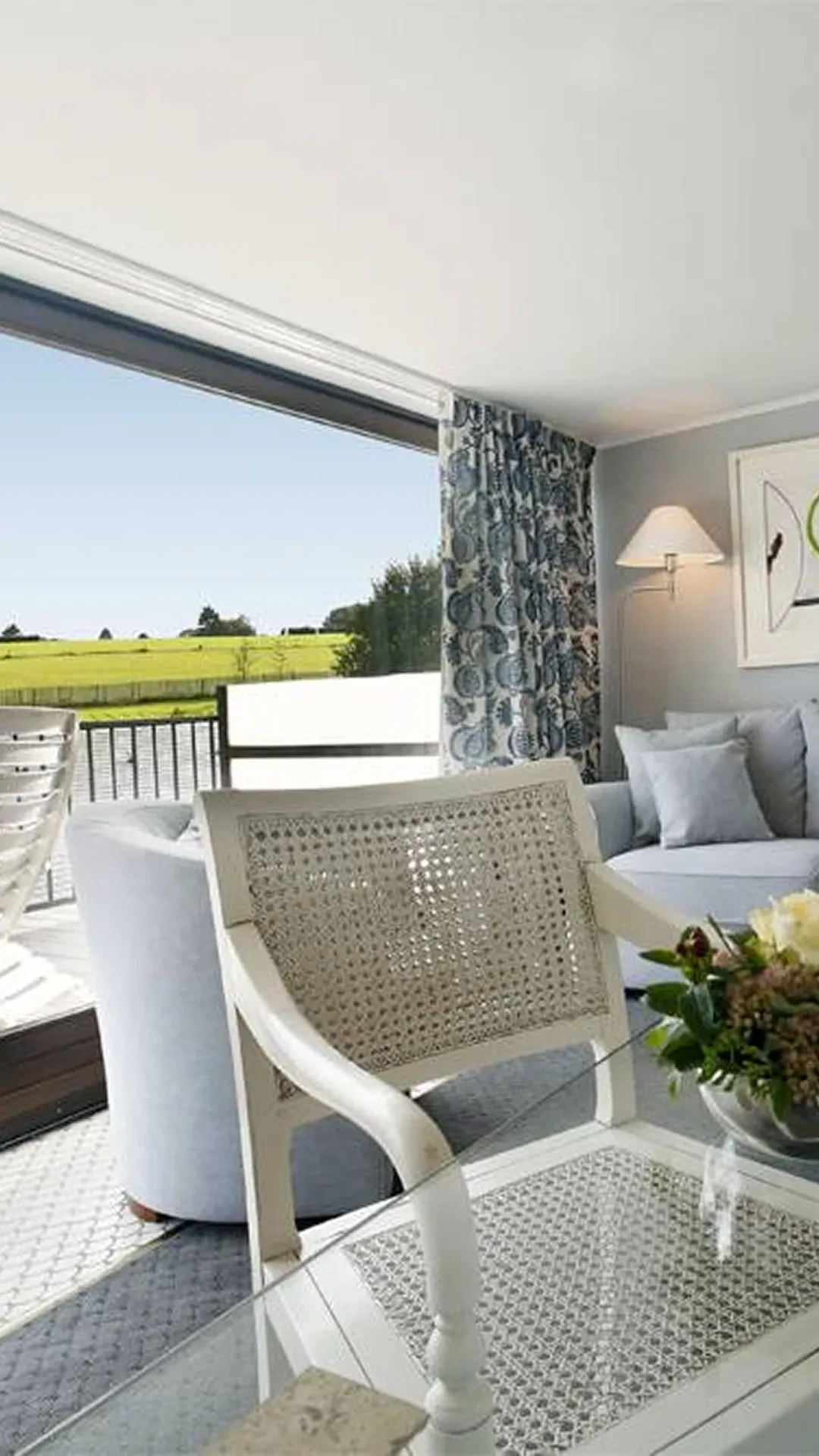 Salon moderne avec vue sur le jardin verdoyant.