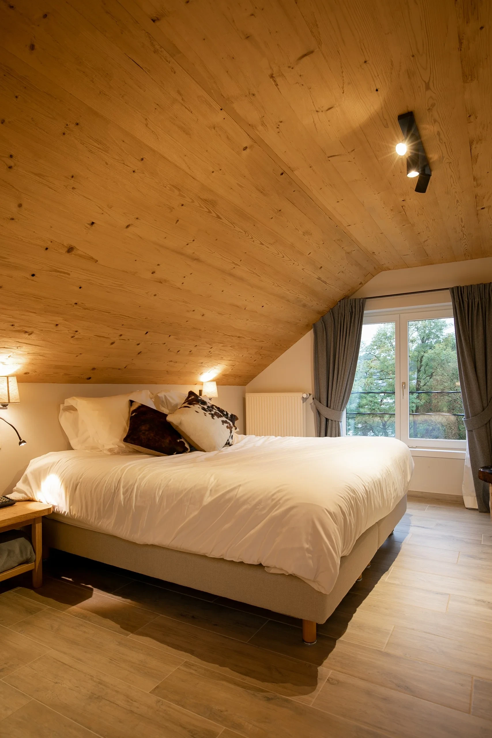 Chambre sous les combles avec lit confortable.