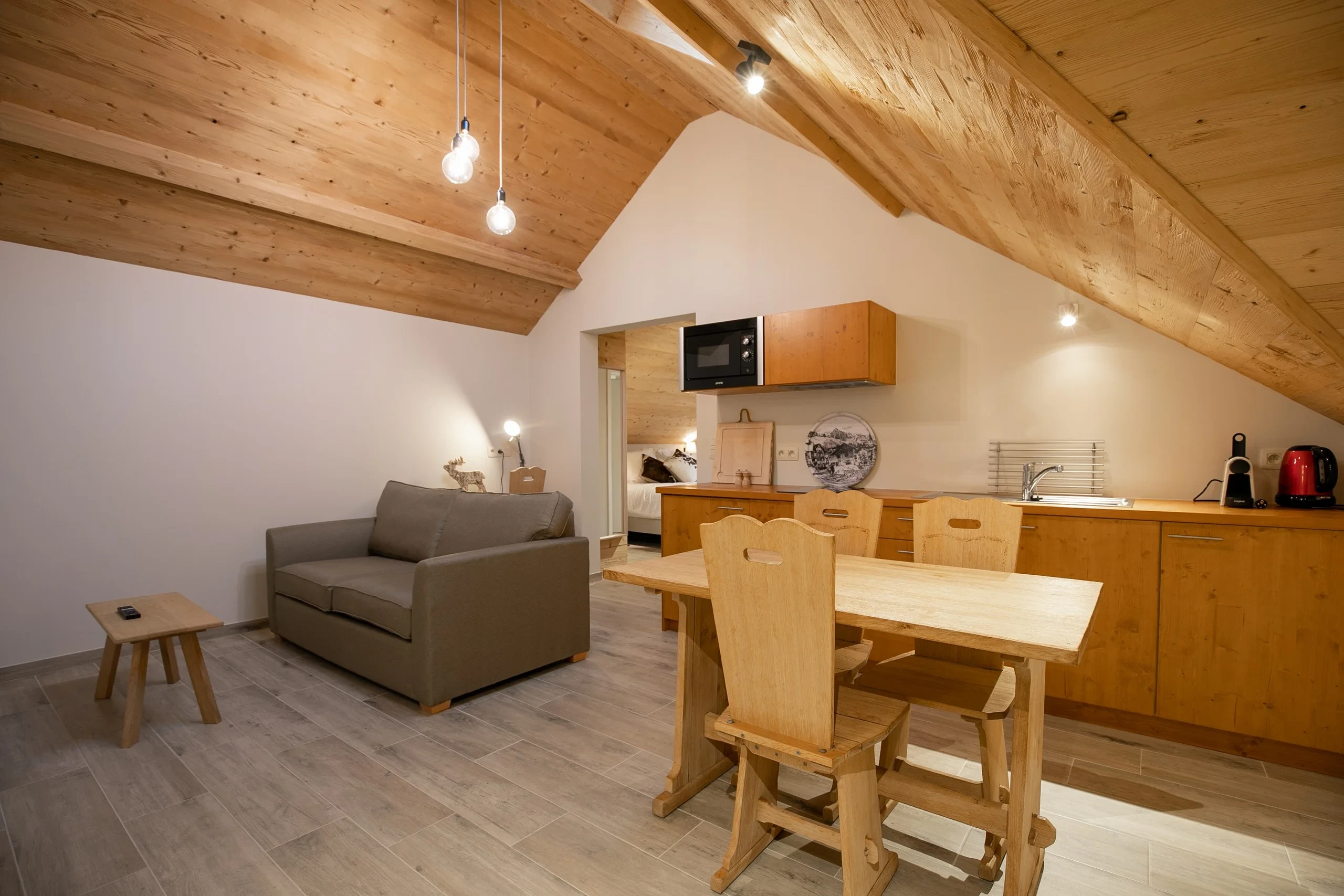 Salon avec cuisine en bois et plafond voûté