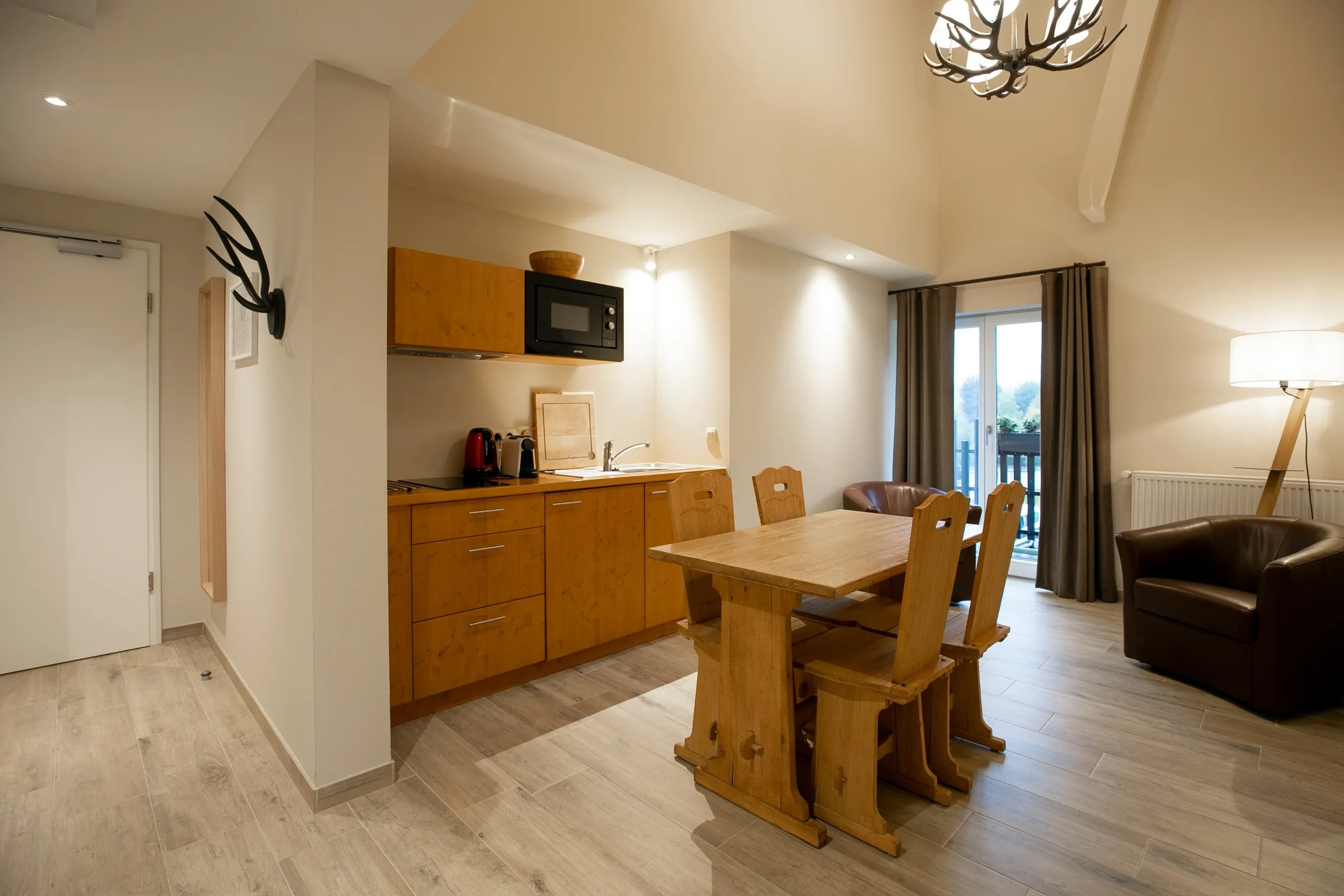 Cuisine et salle à manger modernes en bois.