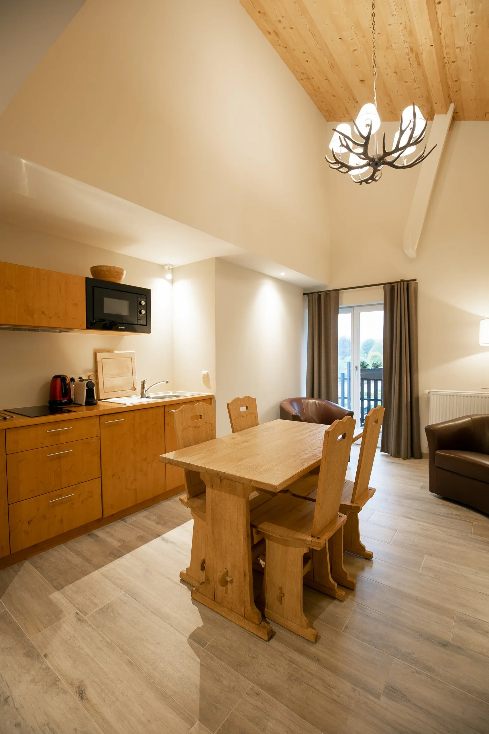 Cuisine moderne avec mobilier en bois, éclairage chaleureux.
