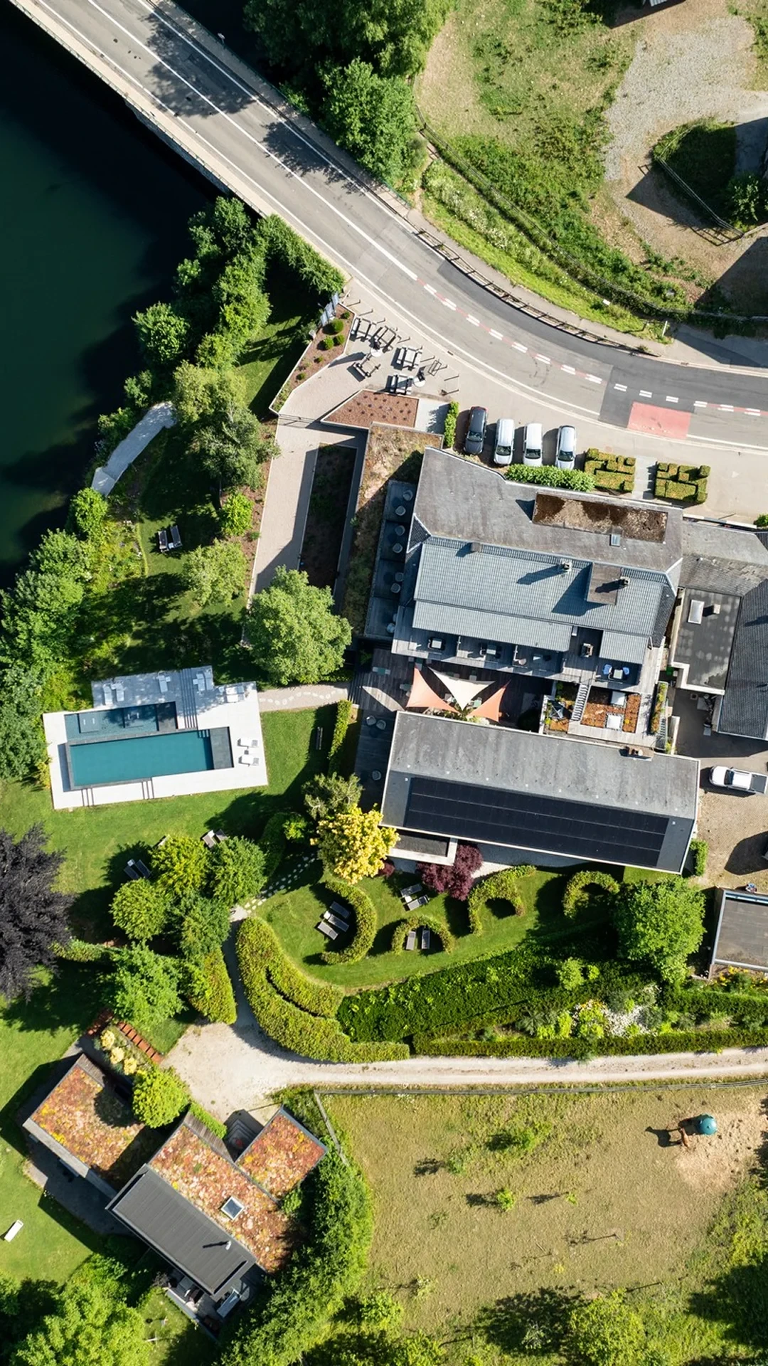 Vue aérienne d’une maison moderne avec piscine.