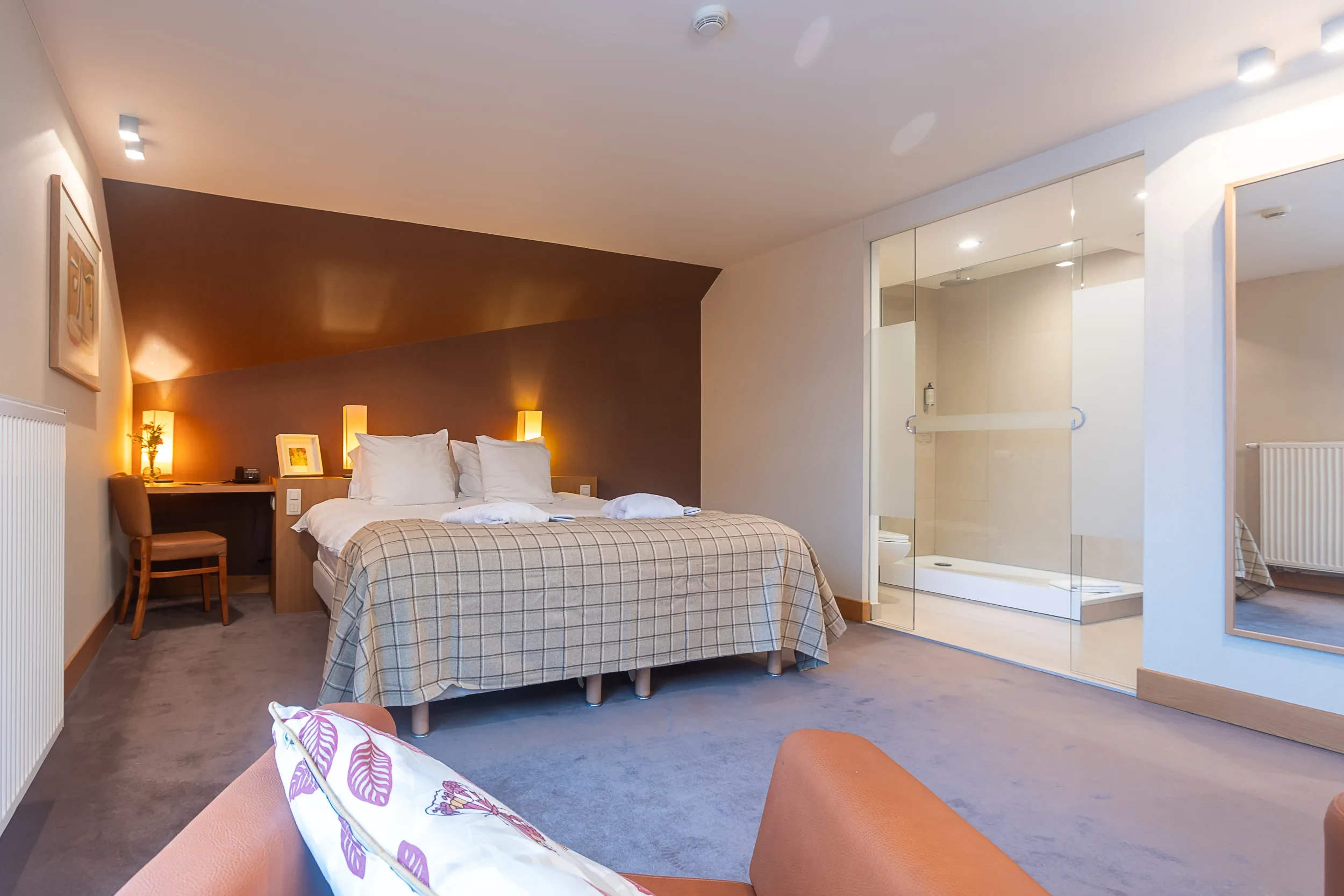 Chambre d'hôtel moderne avec salle de bain intégrée.