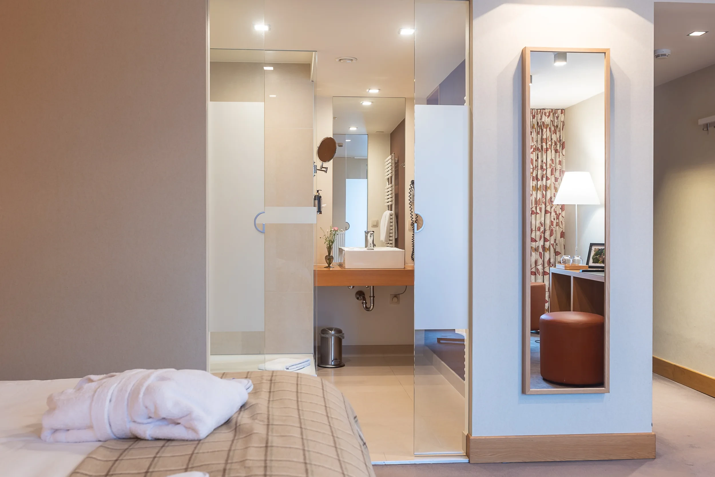 Chambre d'hôtel avec salle de bain moderne.