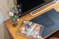 Livre déco et fleurs sur bureau en bois