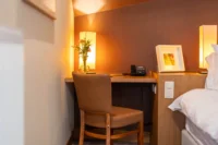 Angle bureau d'hôtel avec lampe et téléphone