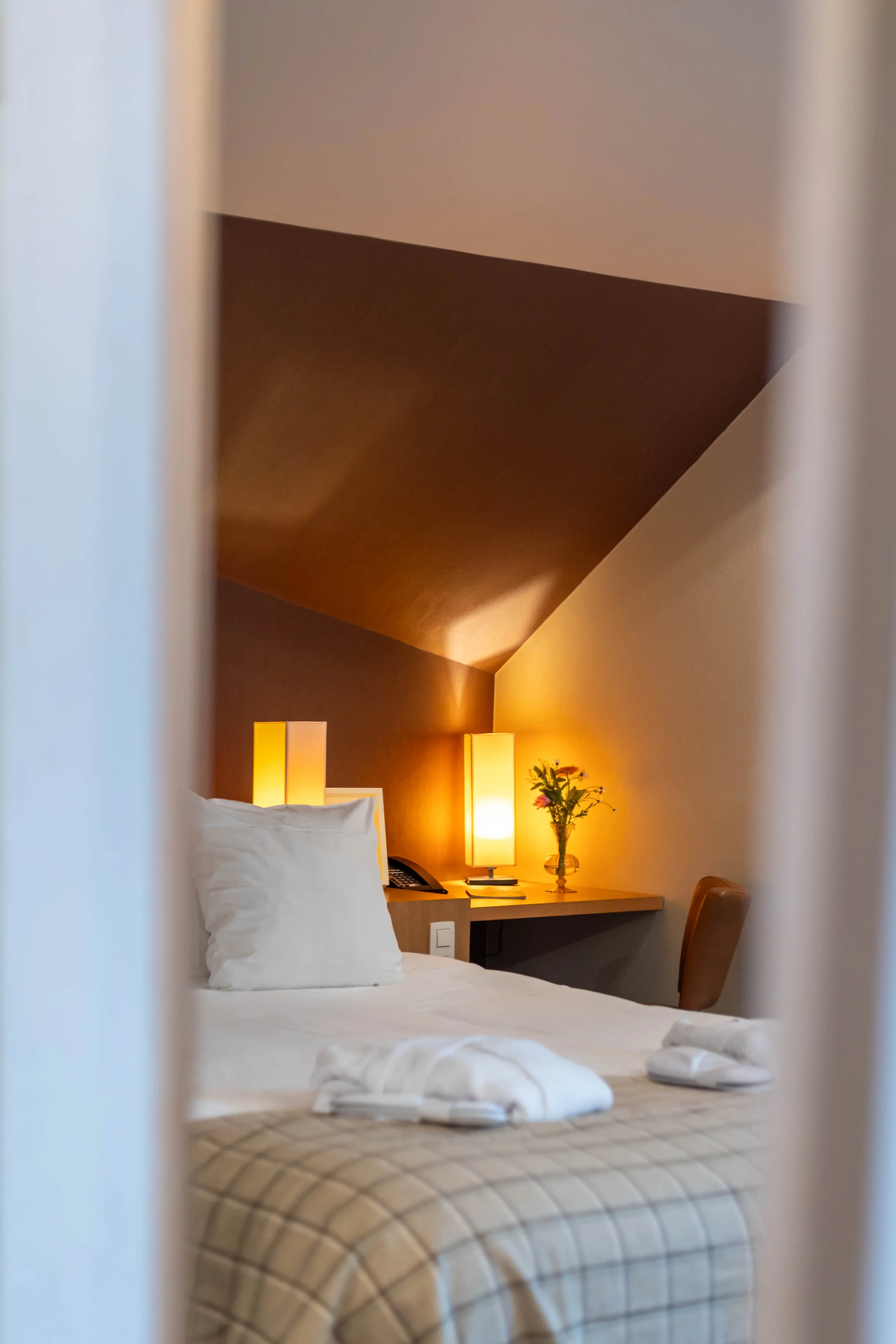 Chambre d'hôtel confortable avec éclairage chaleureux.