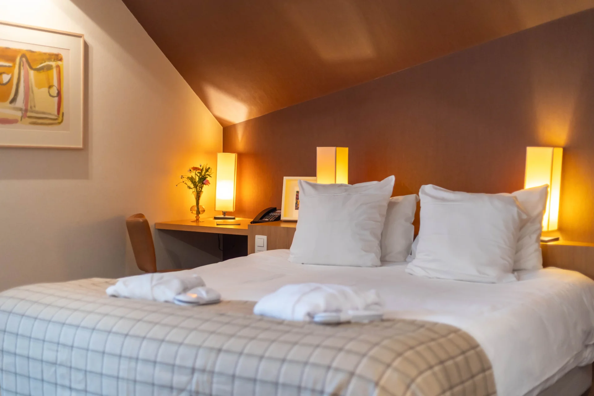 Chambre d'hôtel confortable avec éclairage chaleureux