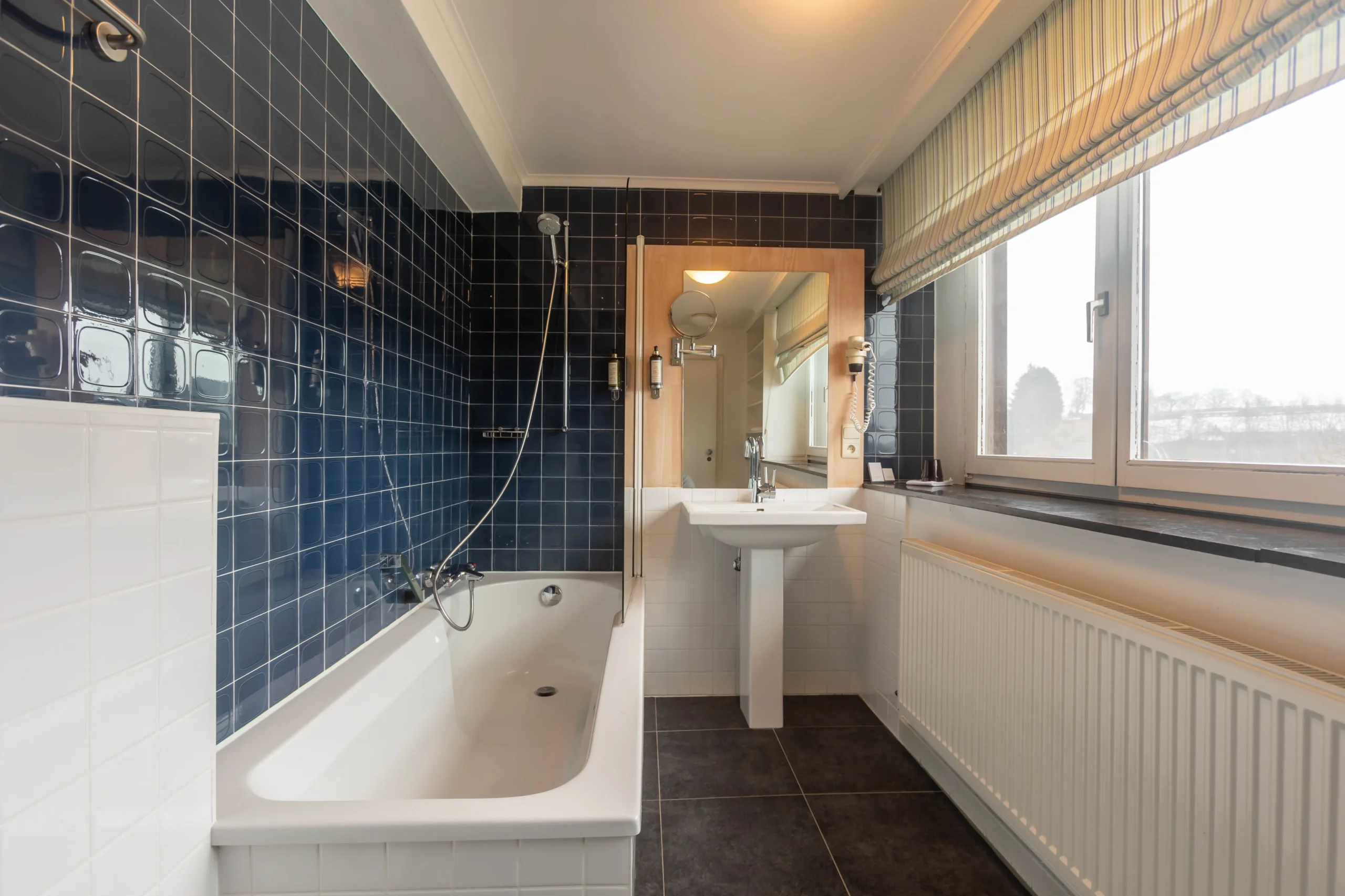 Salle de bain moderne avec baignoire et lavabo.
