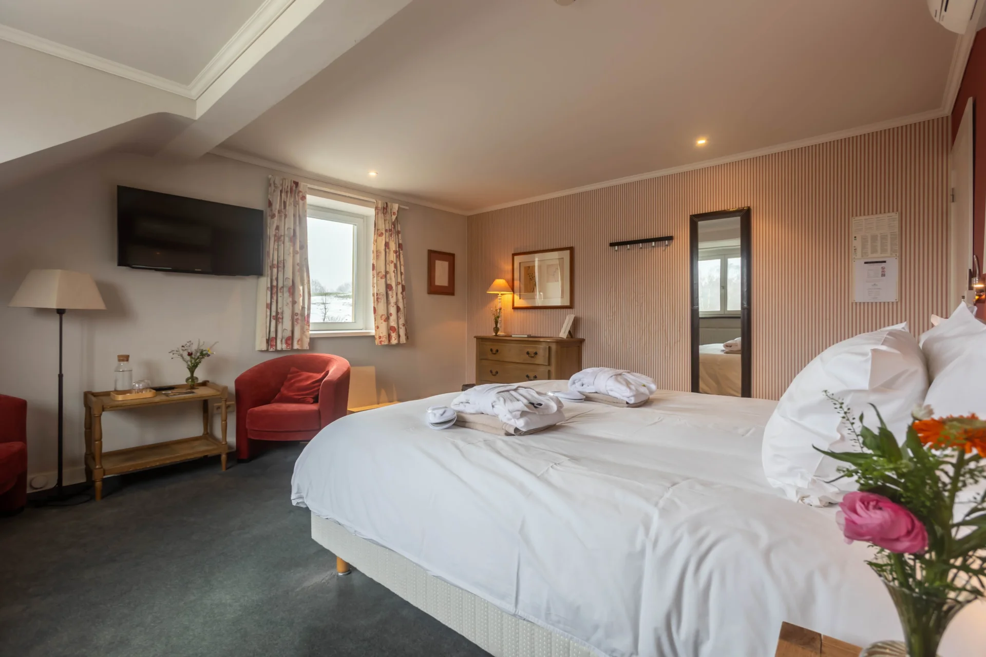Chambre d'hôtel confortable avec lit double et décoration