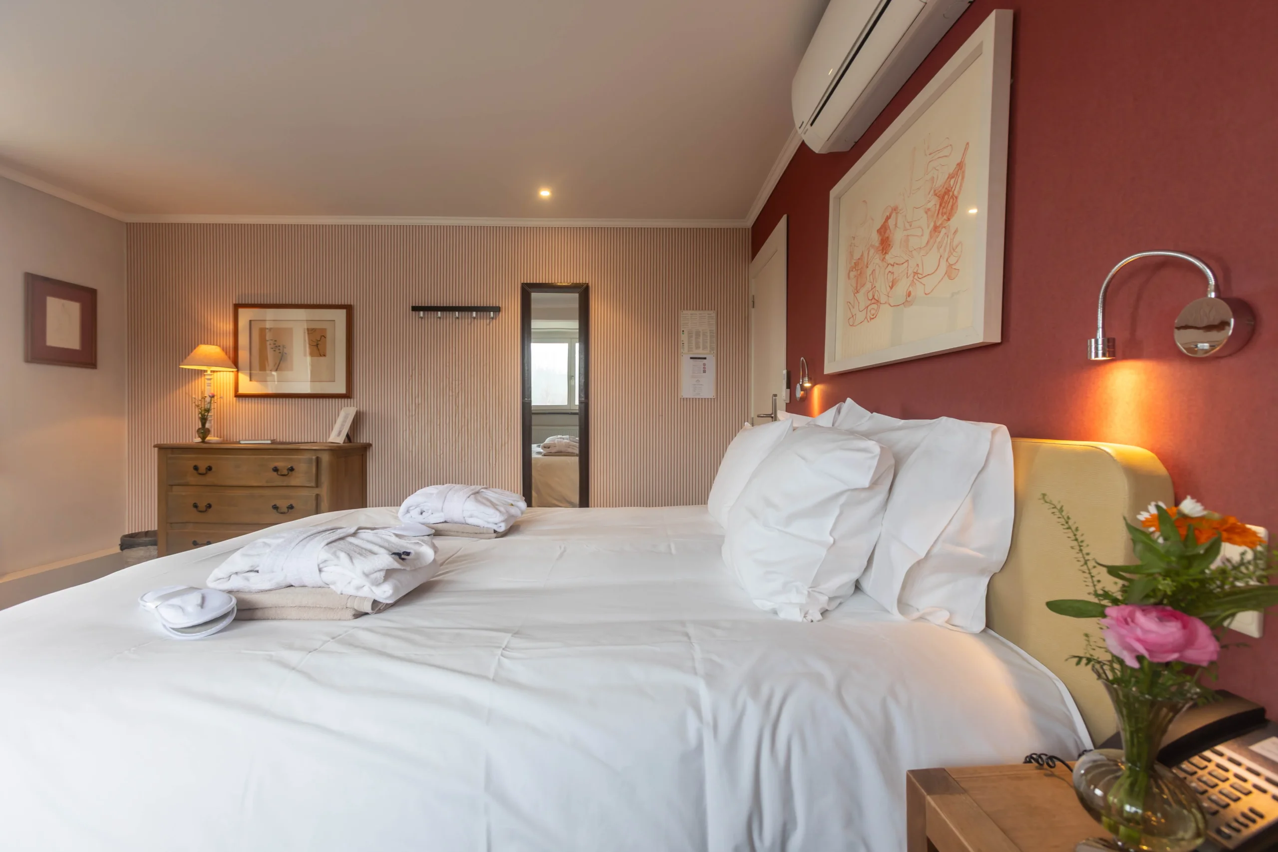 Chambre d'hôtel élégante avec lit double et décoration.