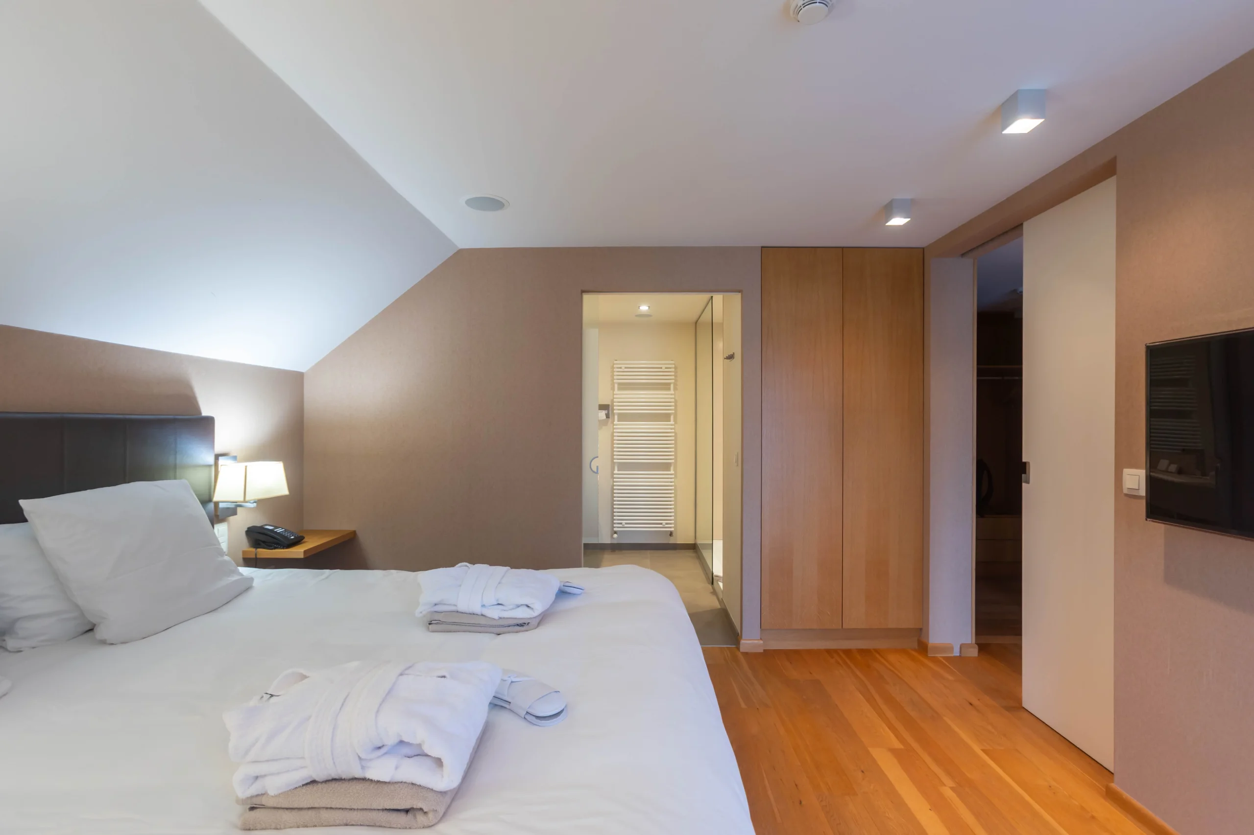 Chambre d'hôtel moderne avec lit et salle de bain.
