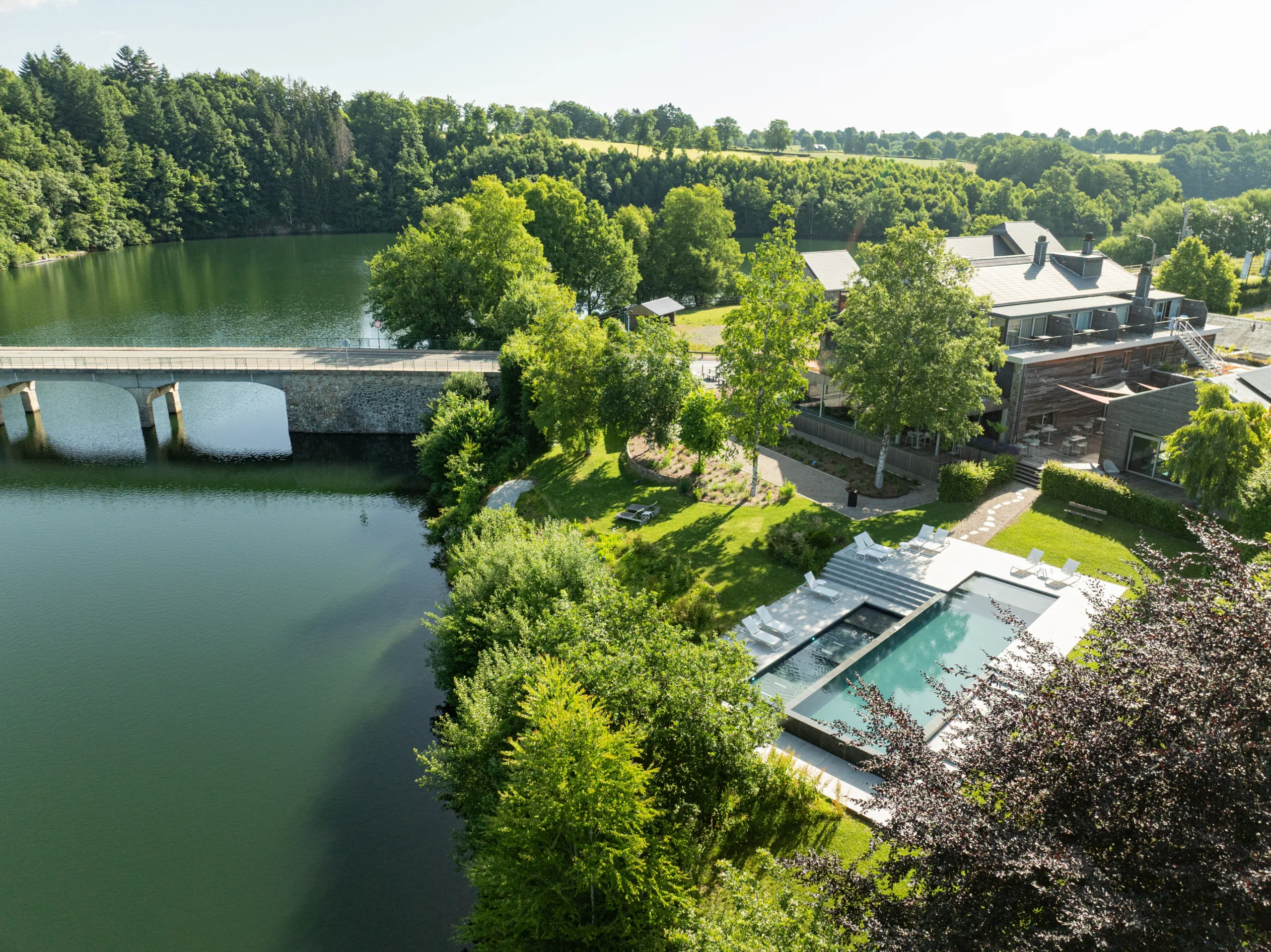 Vue aérienne d'une maison près d'un lac et piscine - Séminaire Ardennes - Robert Hôtels