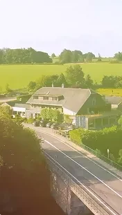 Maison campagne près route et champs verdoyants