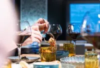 Dîner gourmet avec vin rouge et plats raffinés.