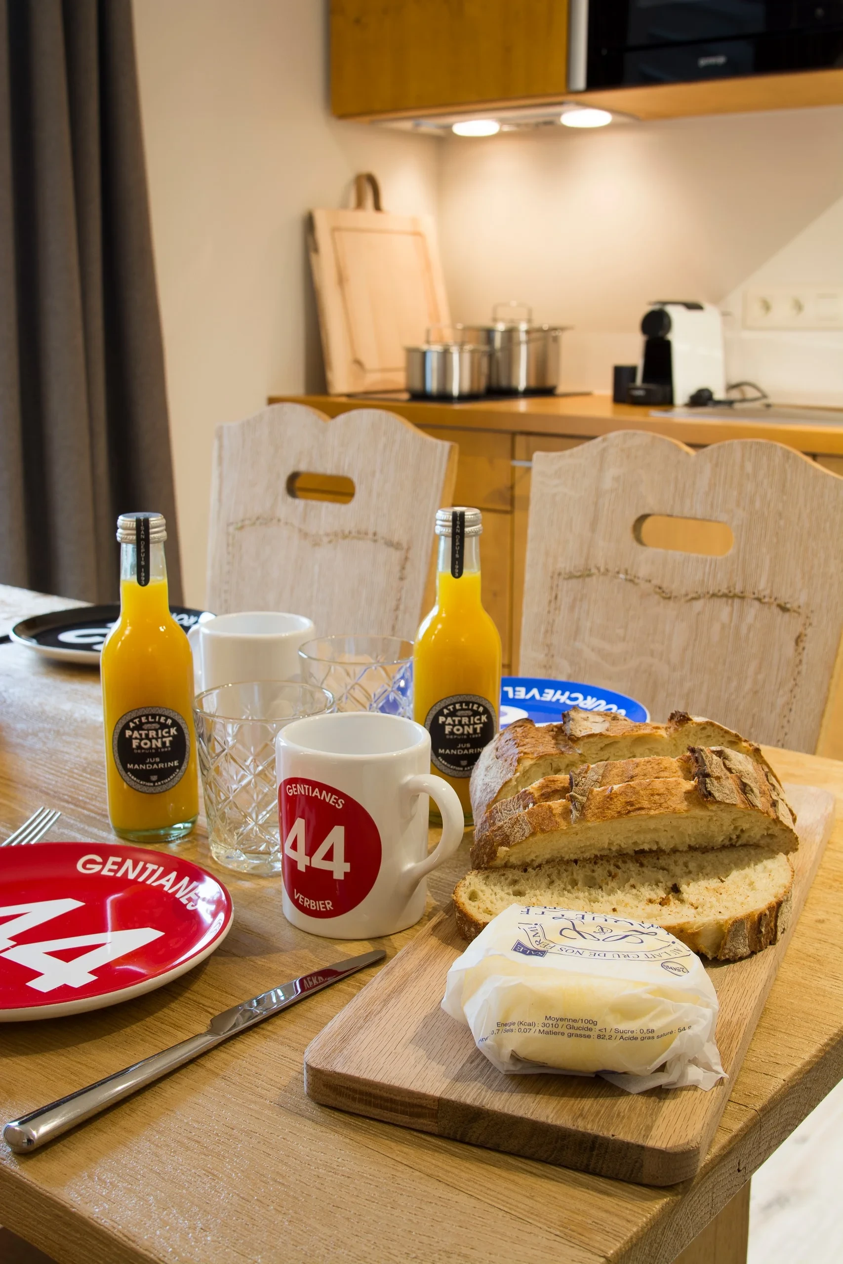 Petit-déjeuner avec pain et jus d'orange sur table.