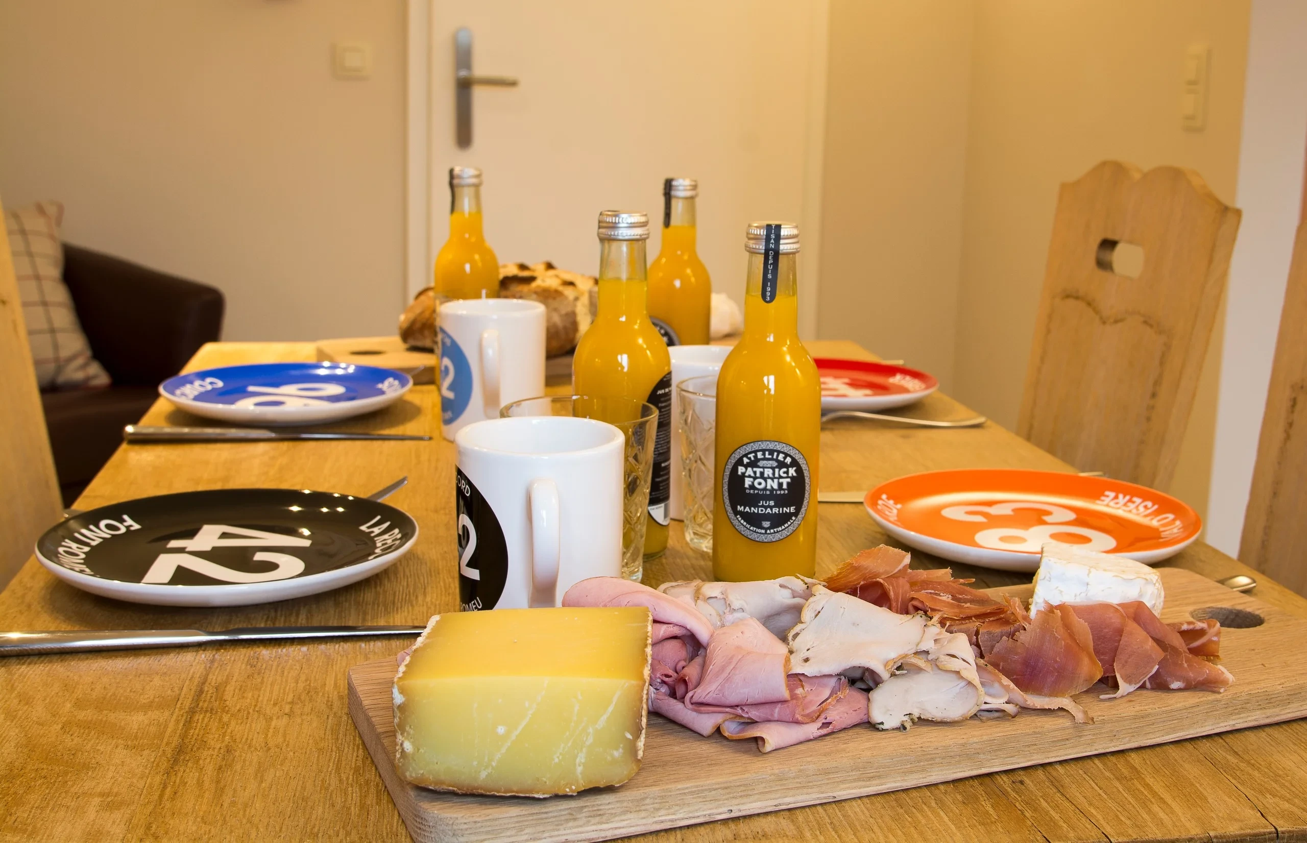Petit déjeuner avec fromage et charcuterie