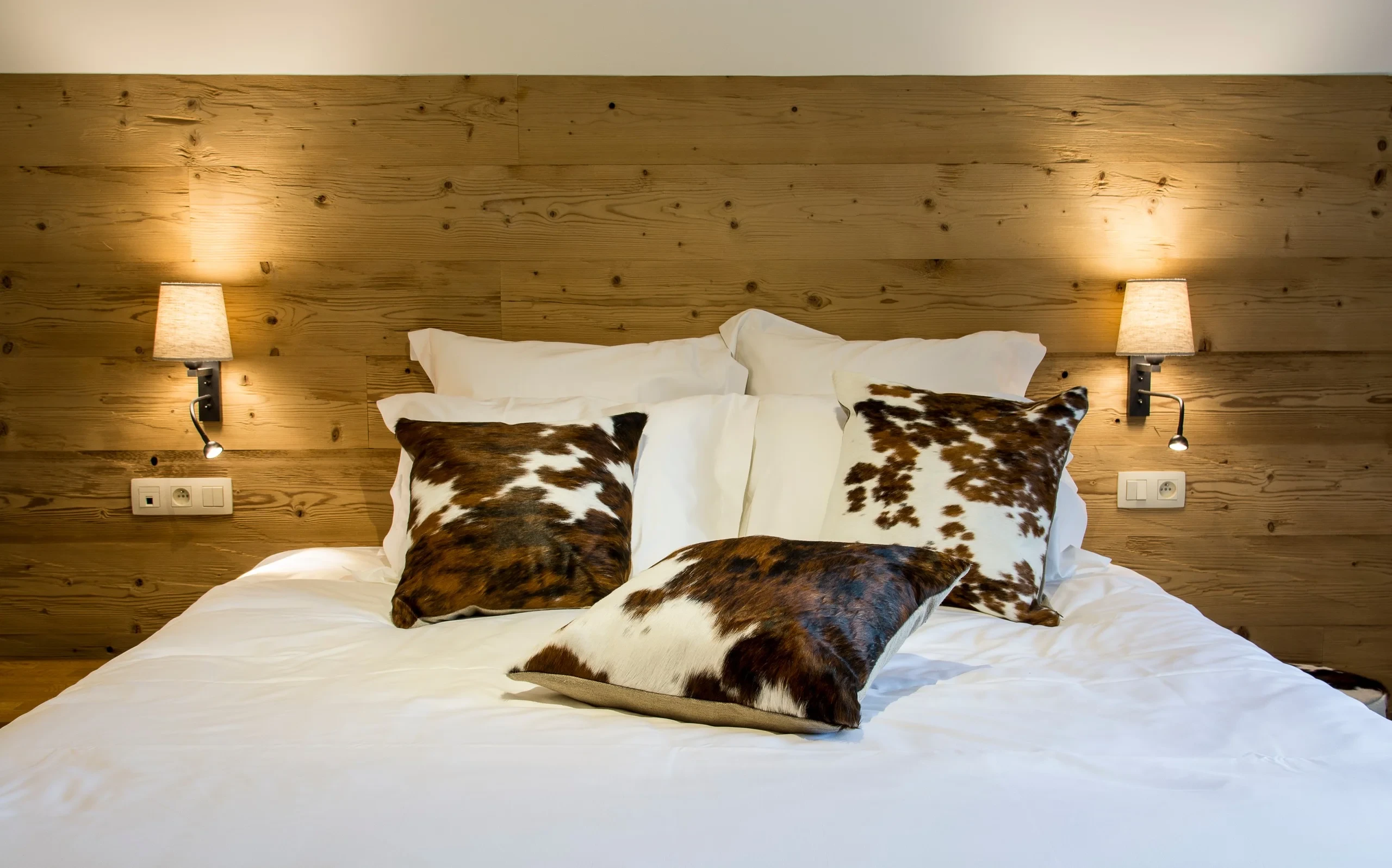 Lit moelleux avec coussins, ambiance chalet alpin