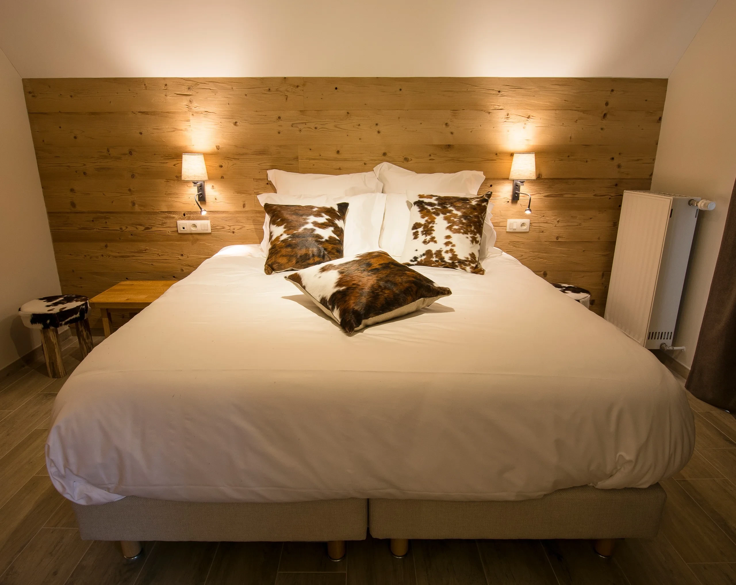 Lit douillet avec coussins et lambris en bois