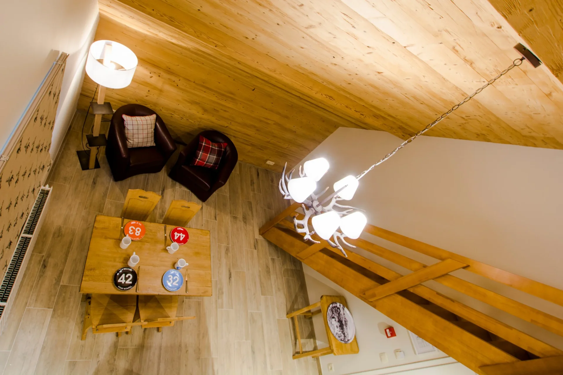 Vue aérienne d'un salon chaleureux en bois.