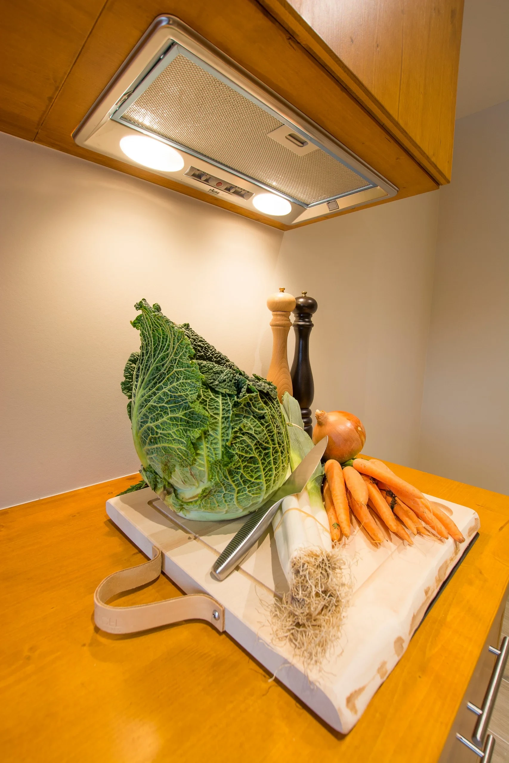 Légumes frais sur planche à découper en cuisine.