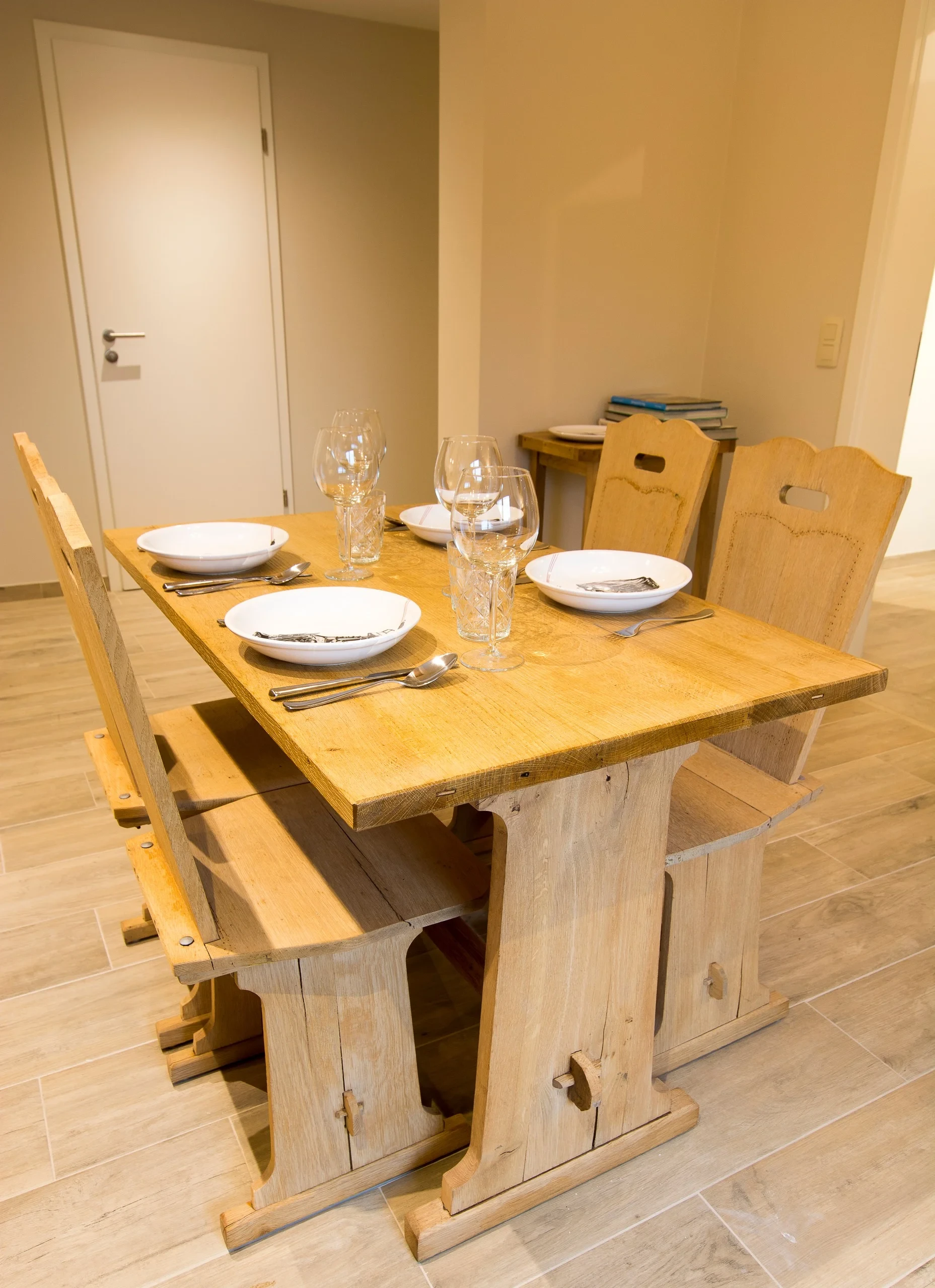 Table en bois dressée pour dîner convivial.