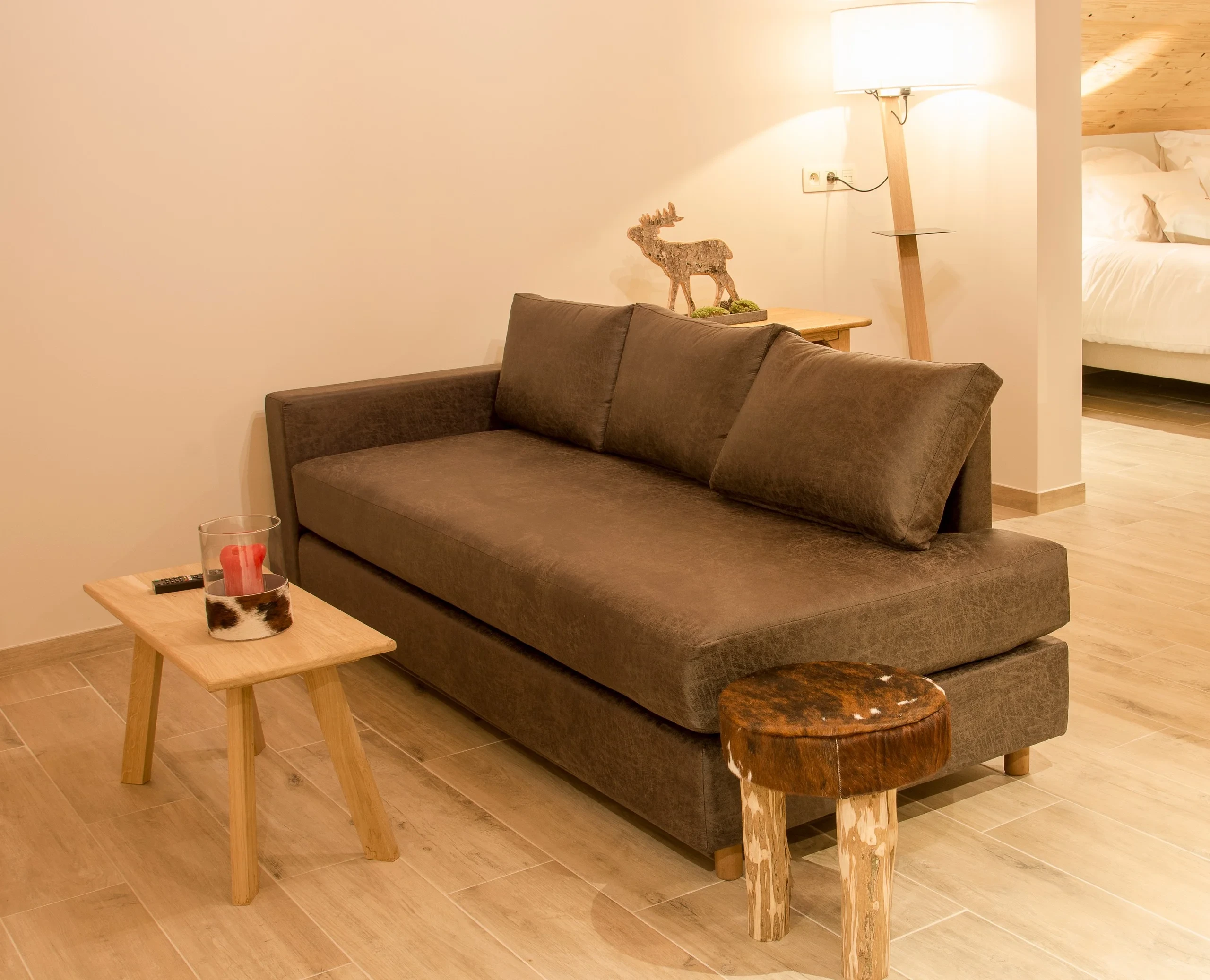Salon moderne avec canapé et luminaire chaleureux.