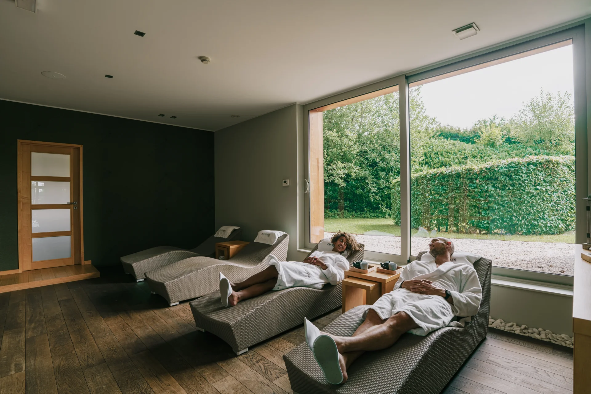 Personnes détendues dans un spa confortable.