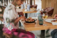 Femme dégustant un plat de fruits de mer au restaurant.