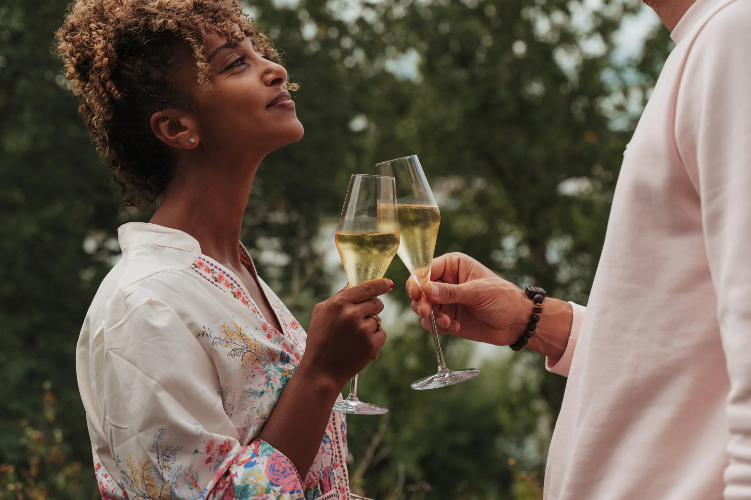 Deux personnes trinquent avec du champagne