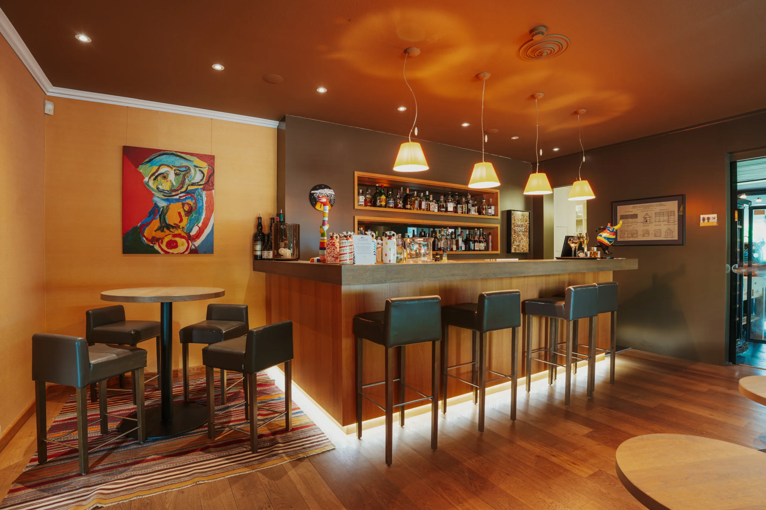 Intérieur d'un bar moderne et élégant.