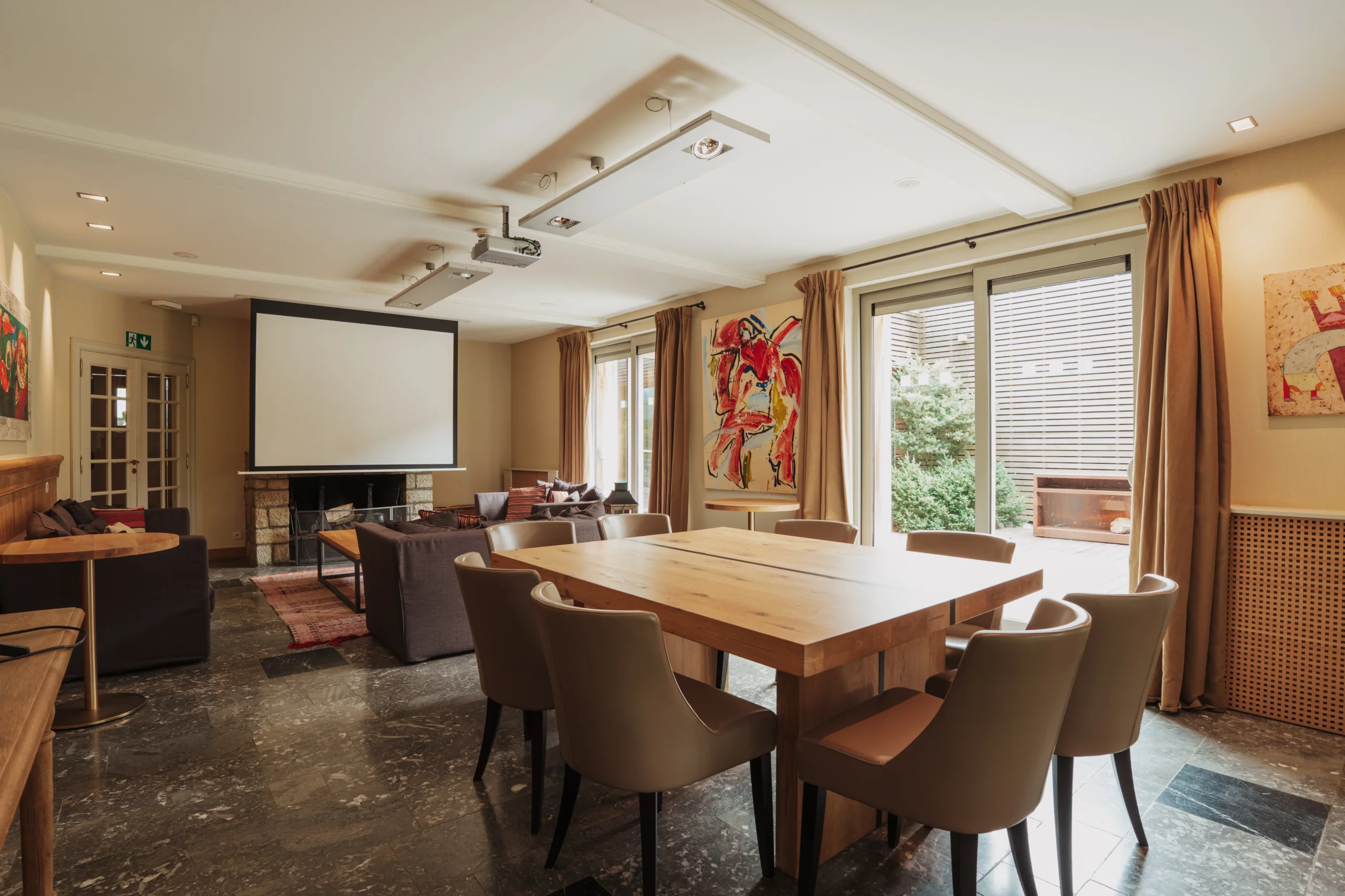 Salle de réunion moderne avec projecteur et table.
