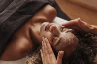 Femme recevant un soin du visage relaxant