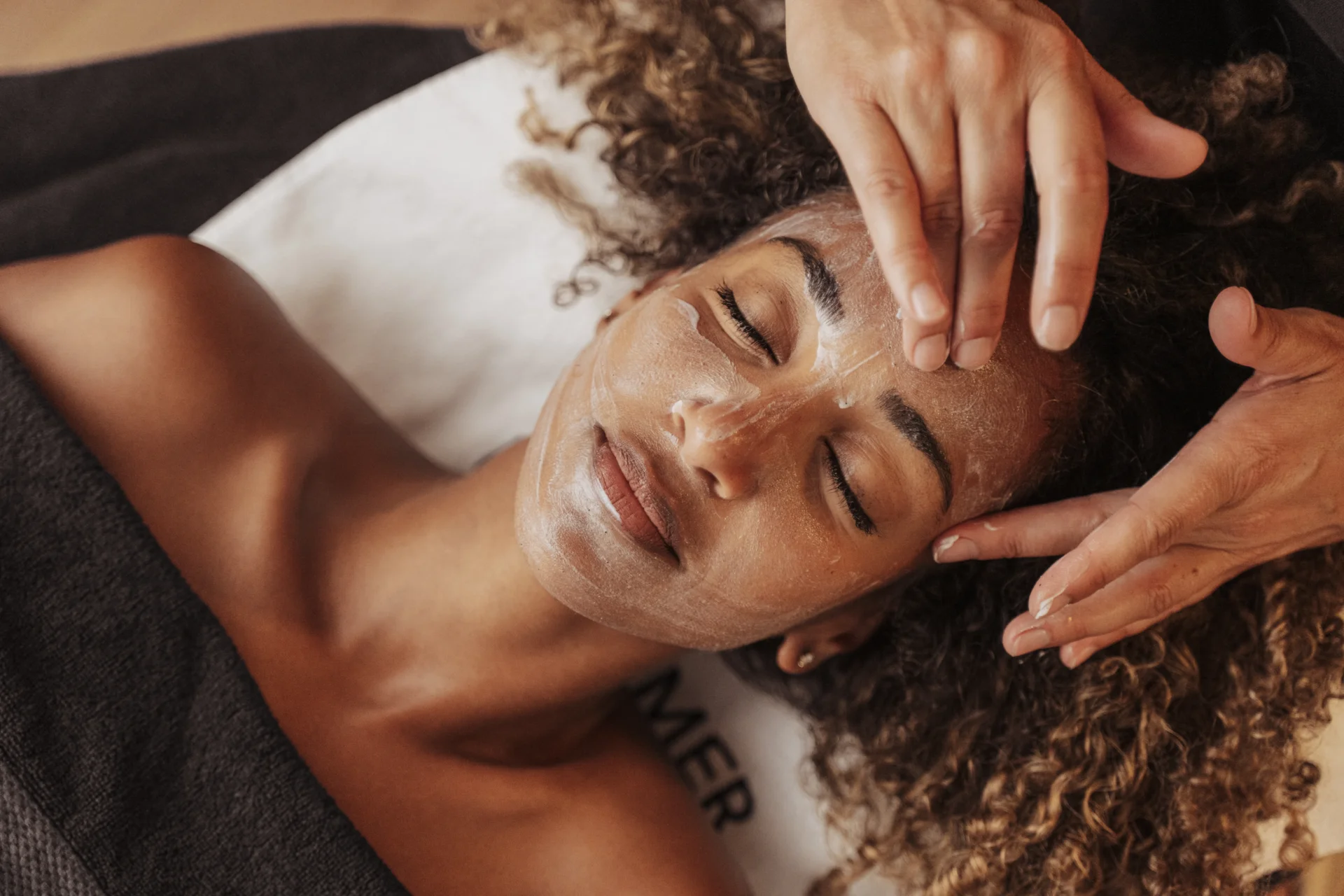 Soin du visage relaxant en spa.