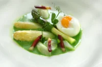 Assiette d'asperges et œuf poché