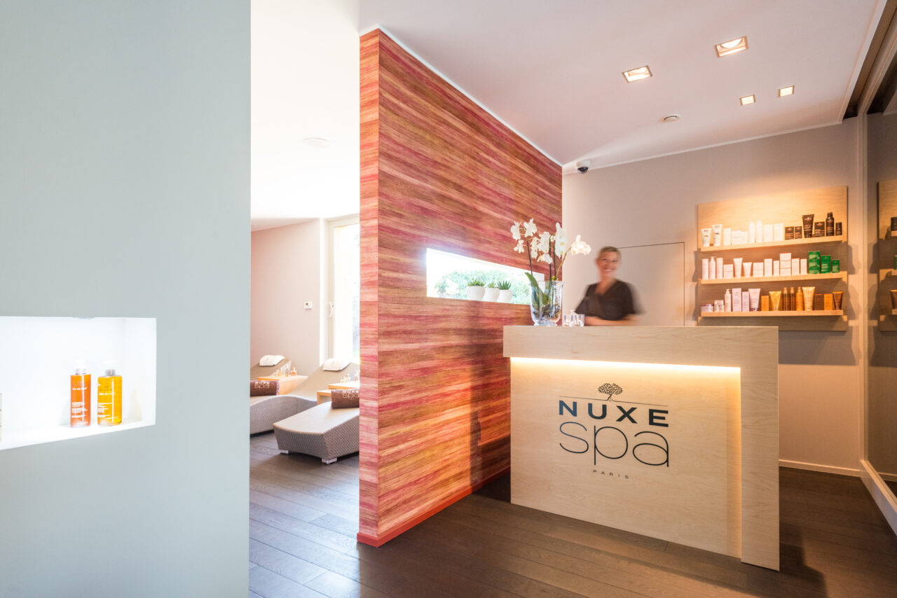 Accueil de l'institut et spa Nuxe, dame qui sourit - Spa Hôtel Liège - Robert Hôtels