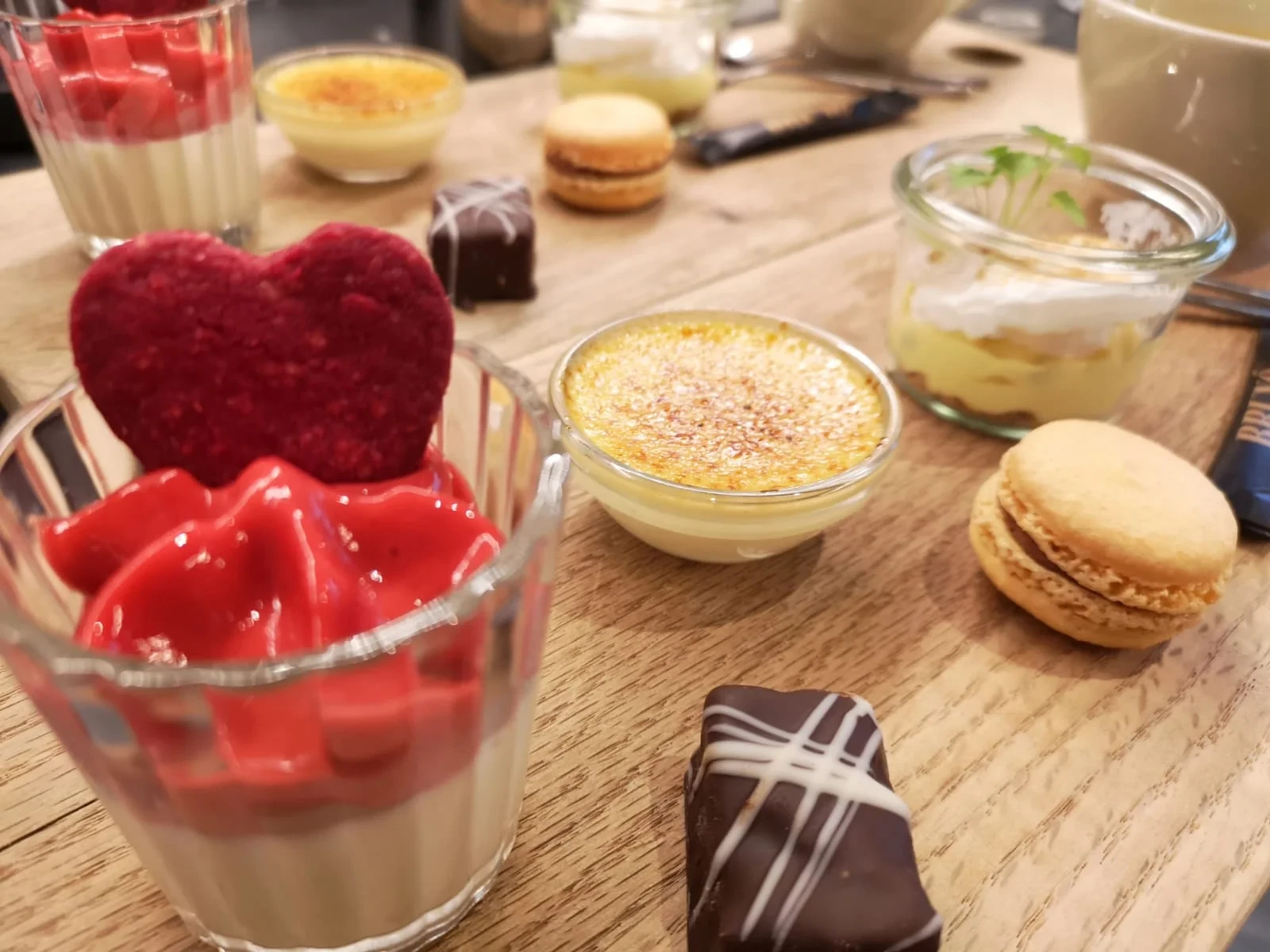 Assortiment de desserts français sur table en bois - Séminaire Ardennes - Robert Hôtels