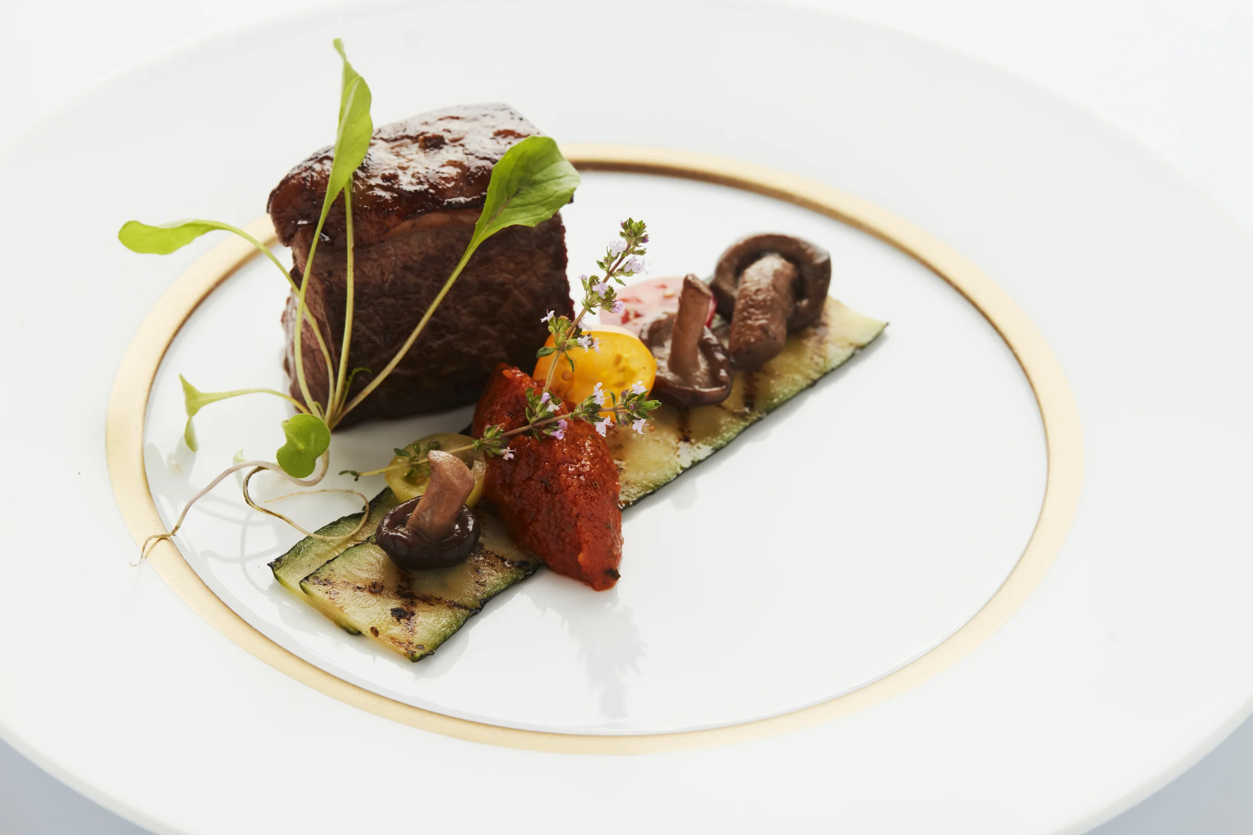 Plat gastronomique avec viande et légumes grillés - Séminaire Ardennes - Robert Hôtels
