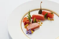 Assiette de saumon fumé gourmet décorée - Restaurant Gastronomique Ardennes - Roberts Hôtels