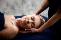 Femme détendue recevant un massage relaxant - Spa Ardennes - Robert Hôtels