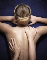Femme recevant un massage relaxant sur le dos - Spa Ardennes - Robert Hôtels