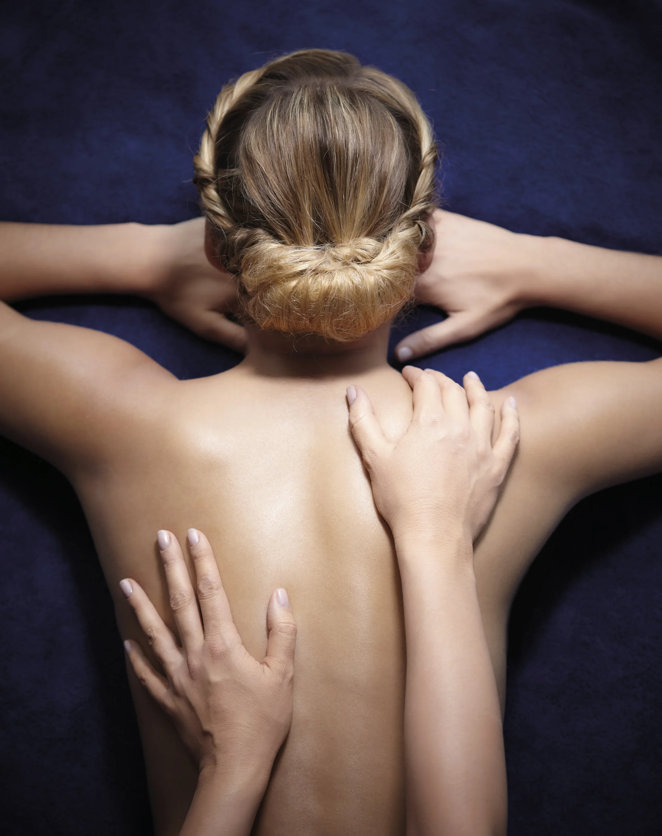 Femme recevant un massage relaxant sur le dos - Spa Ardennes - Robert Hôtels