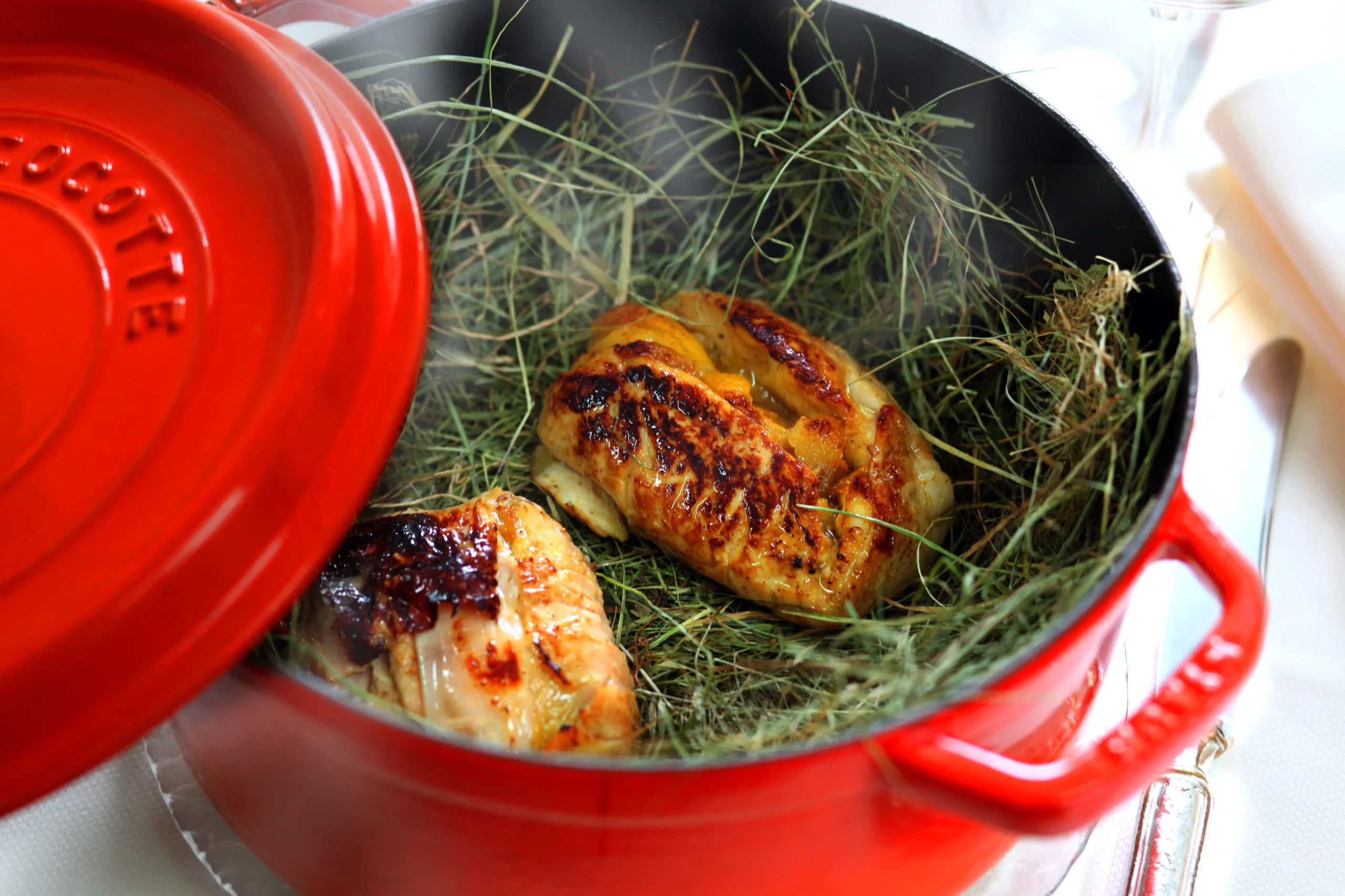 Poulet rôti dans une cocotte rouge sur foin - Séminaire Ardennes - Robert Hôtels