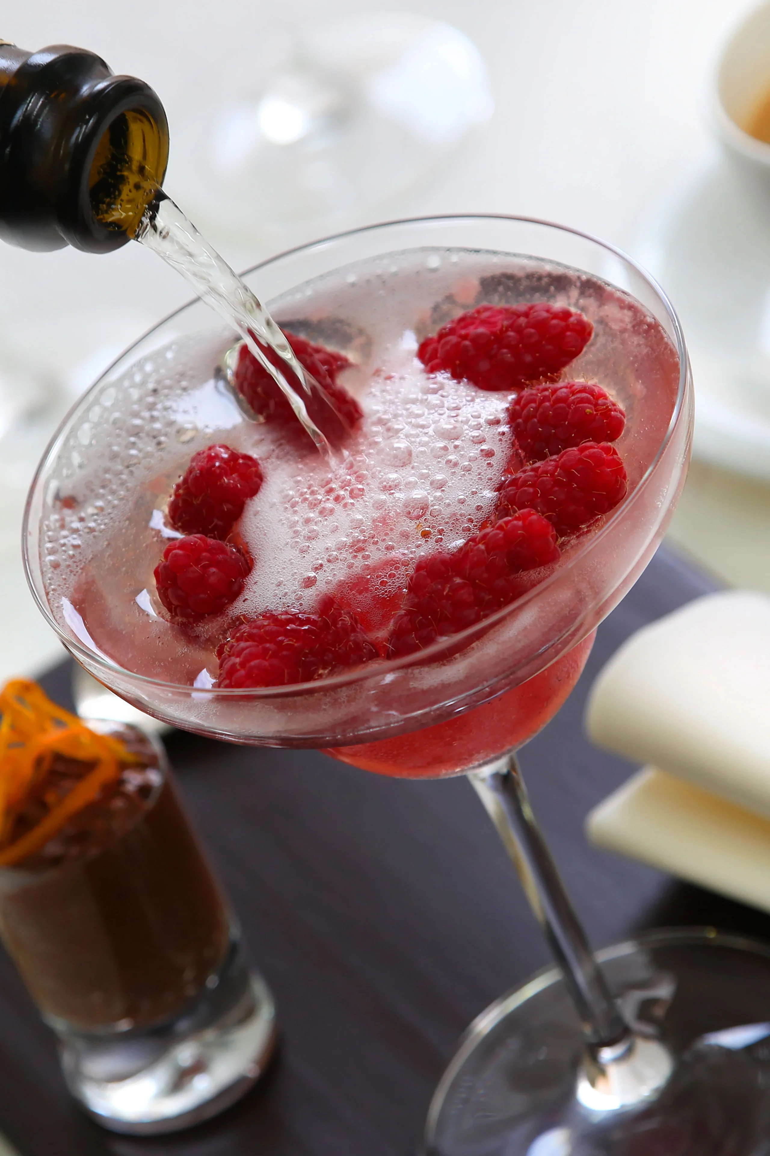 Cocktail pétillant aux framboises servi frais - Séminaire Ardennes - Robert Hôtels